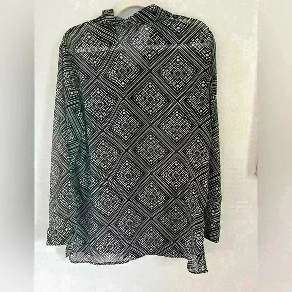 Christopher & Banks Women’s Black & White Patterned Button Up Blouse Size Large - Picture 3 of 3
